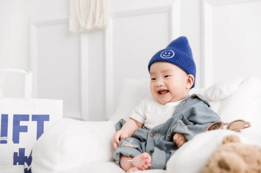 巨野宝宝吃奶蹬腿烦躁扭动